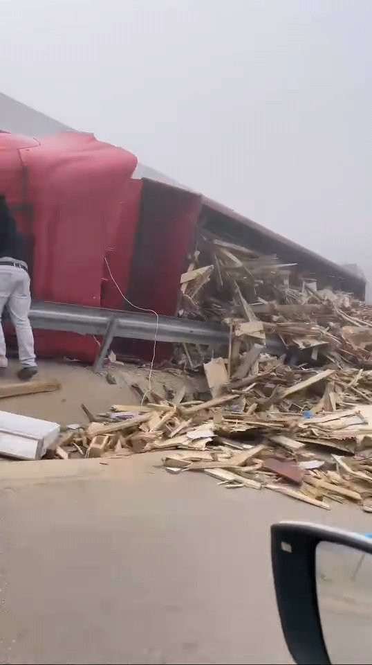Bursa’da TIR kazası: Sürücü araçta sıkıştı