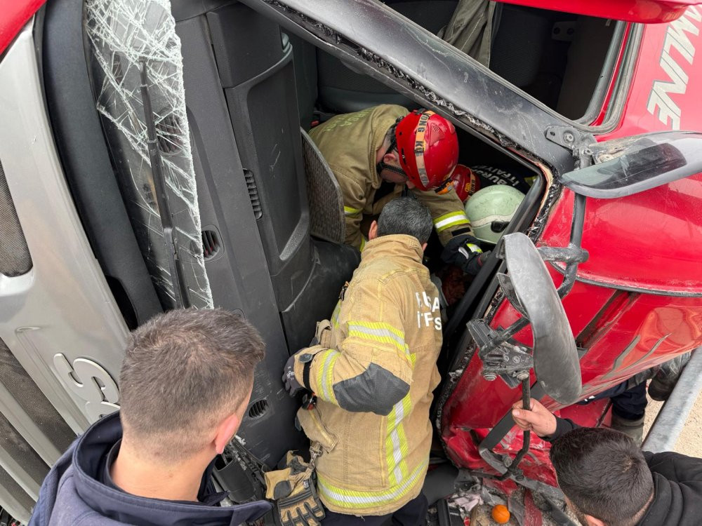 Bursa’da TIR kazası: Sürücü araçta sıkıştı