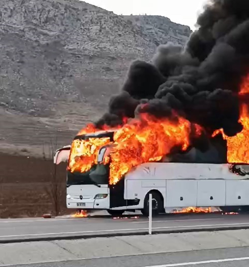 Batman’da seyir halindeki yolcu otobüsü alev topuna döndü! Şoförün dikkati faciayı önledi
