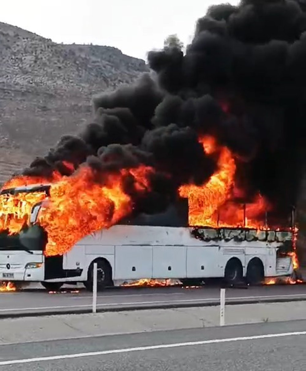 Batman’da seyir halindeki yolcu otobüsü alev topuna döndü! Şoförün dikkati faciayı önledi
