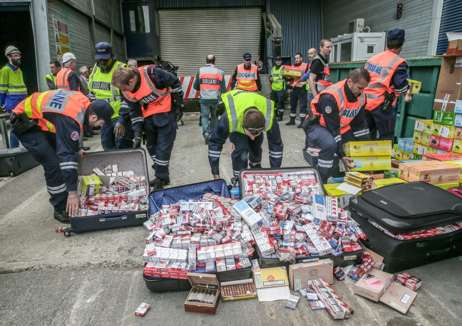 la-contrebande-de-cigarettes-n-est-pas-seulement-un-pied-de-nez-a-l-etat-et-donc-aux-contribuables-elle-finance-egalement-l-economie-souterraine-et-d-autres-secteurs-de-la-criminalite-explique-thibault-schneider-chef-de-la-division-des-doua.jpg