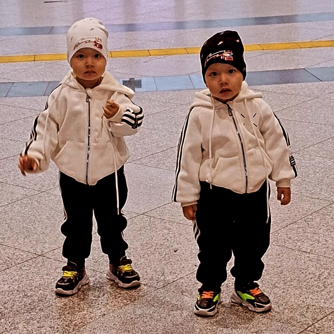 1-ikizler-bizi-almatidan-ugurlarken.jpg