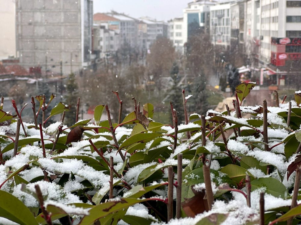 Bolu kent merkezine de kar düştü