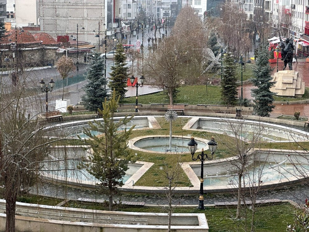 Bolu kent merkezine de kar düştü