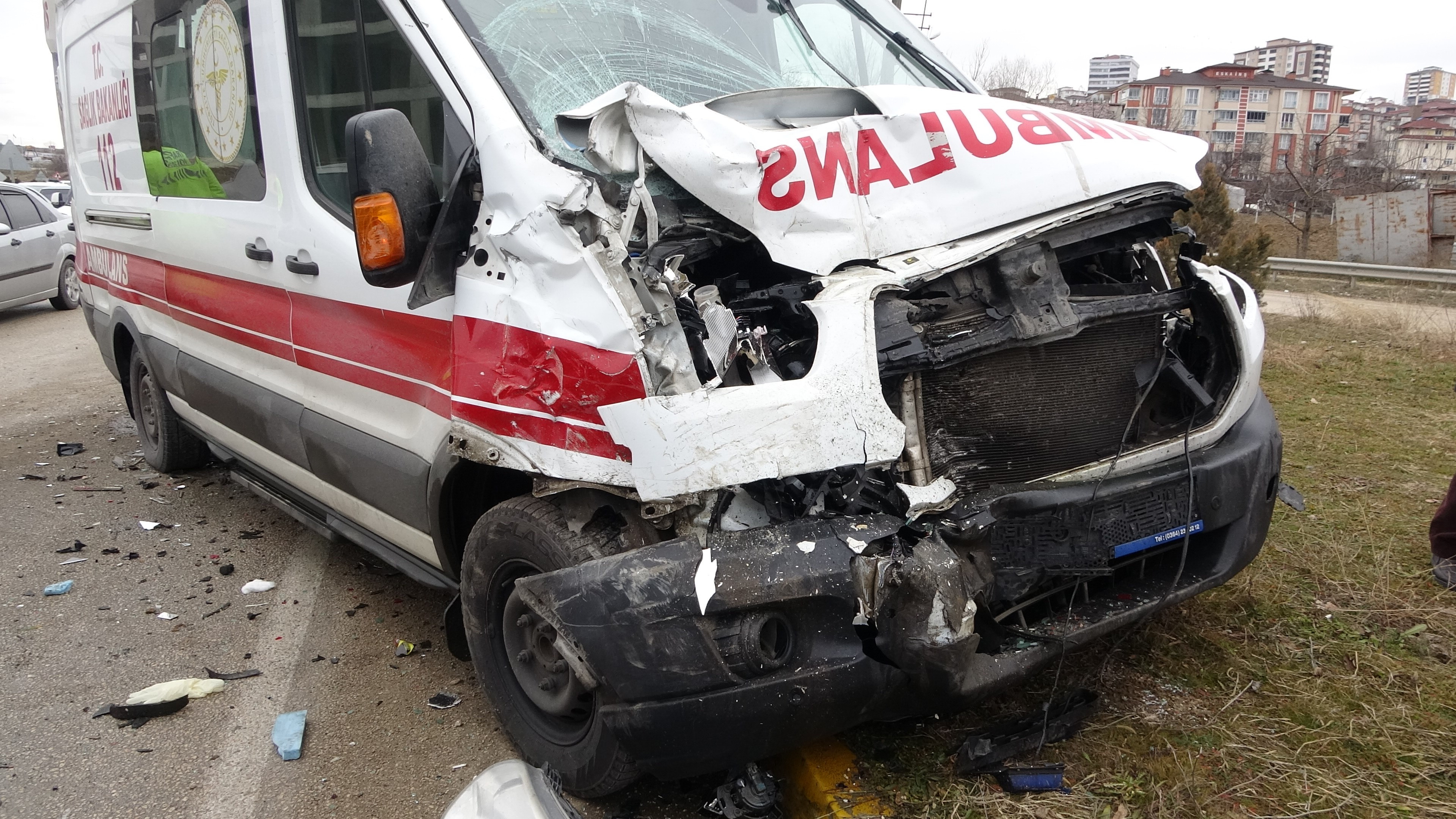 buzlu-yolda-duramayan-ambulans-ortaligi-savas-alanina-cevirdi-7-arac-birbirine-girdi-yenicag-2.jpg