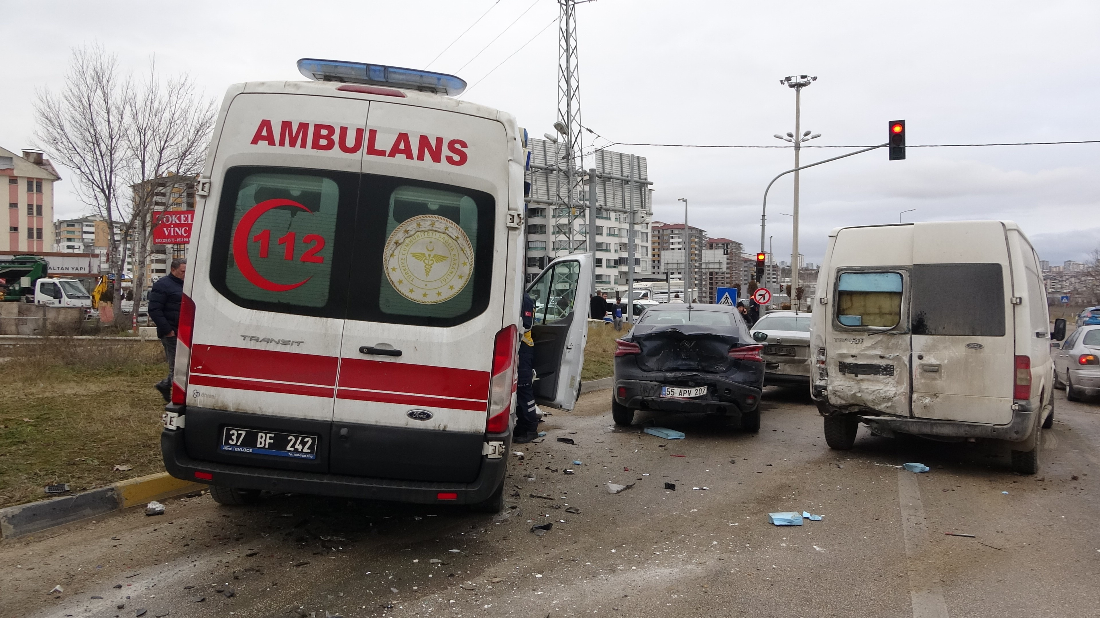buzlu-yolda-duramayan-ambulans-ortaligi-savas-alanina-cevirdi-7-arac-birbirine-girdi-yenicag-7.jpg