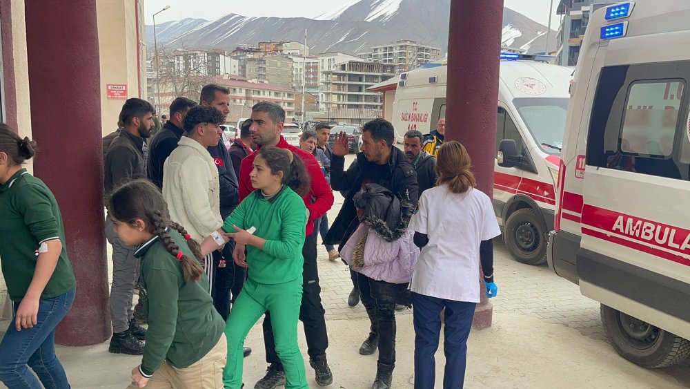 Gıda zehirlenmesi şüphesiyle çok sayıda öğrenci hastaneye kaldırıldı