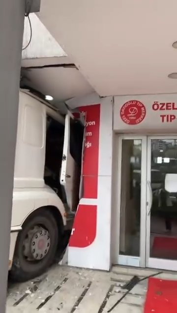 Başakşehir’de faciadan dönüldü! Tıp Merkezi’ne tankerle daldı