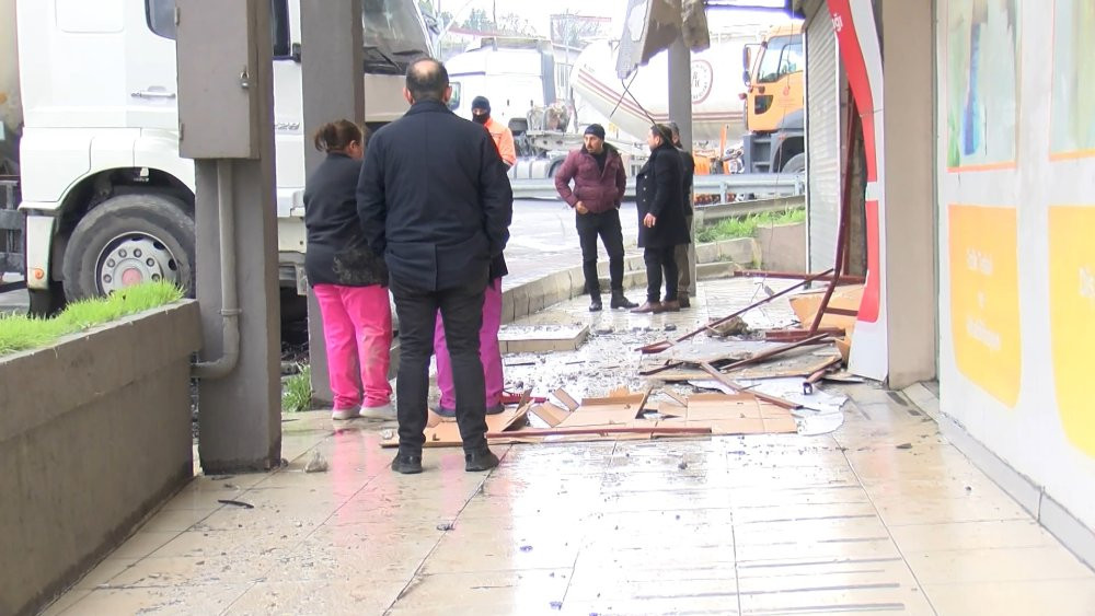 Başakşehir’de faciadan dönüldü! Tıp Merkezi’ne tankerle daldı