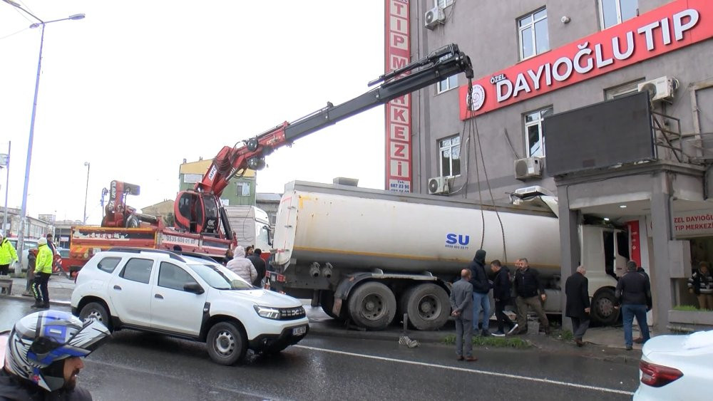 Başakşehir’de faciadan dönüldü! Tıp Merkezi’ne tankerle daldı