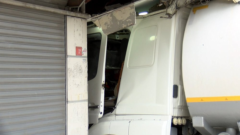 Başakşehir’de faciadan dönüldü! Tıp Merkezi’ne tankerle daldı