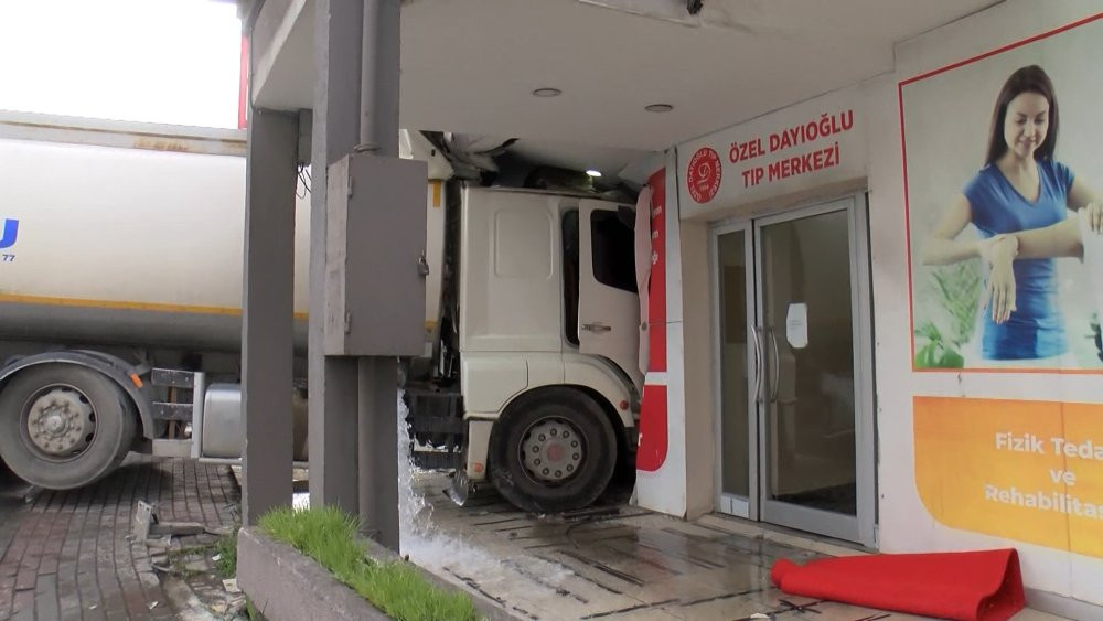 Başakşehir’de faciadan dönüldü! Tıp Merkezi’ne tankerle daldı
