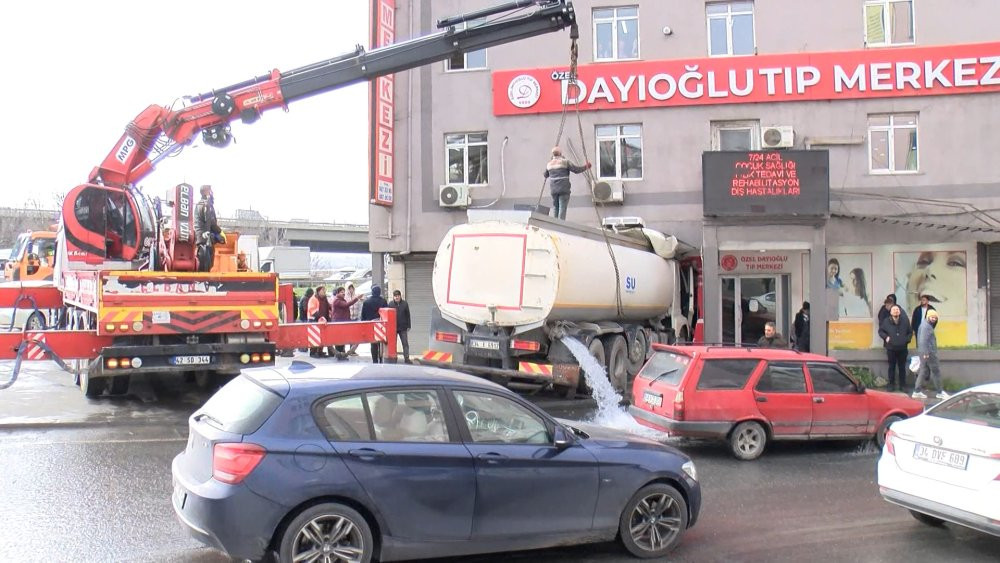 Başakşehir’de faciadan dönüldü! Tıp Merkezi’ne tankerle daldı