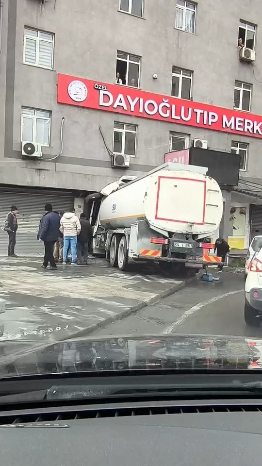 Başakşehir’de faciadan dönüldü! Tıp Merkezi’ne tankerle daldı