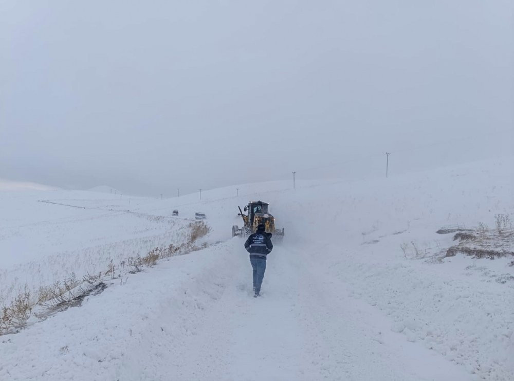 Kar ve tipide mahsur kaldılar! 3 saatlik çalışma ile kurtarıldılar