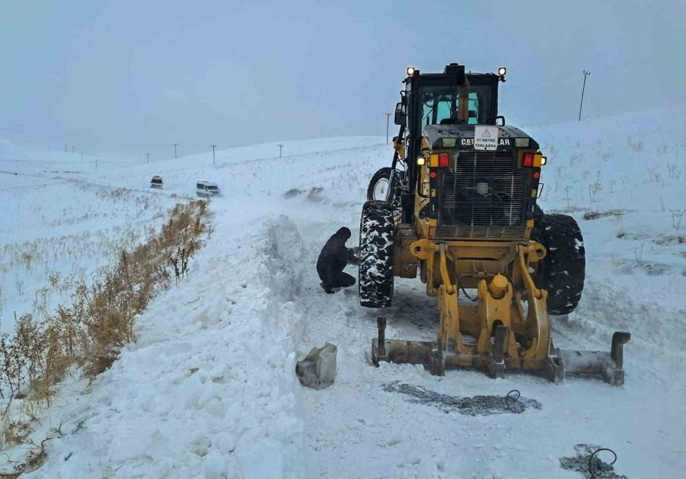 Kar ve tipide mahsur kaldılar! 3 saatlik çalışma ile kurtarıldılar