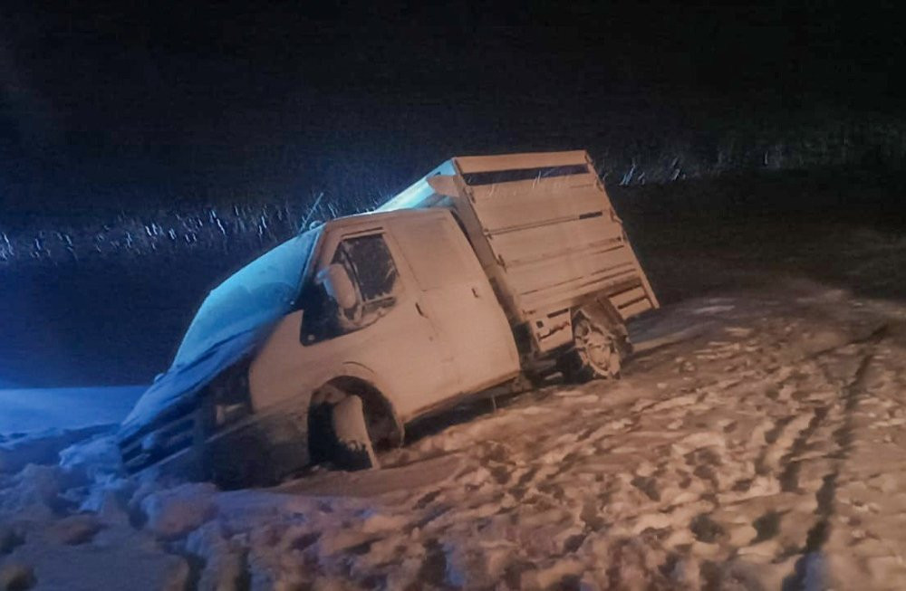 Kar ve tipide mahsur kaldılar! 3 saatlik çalışma ile kurtarıldılar