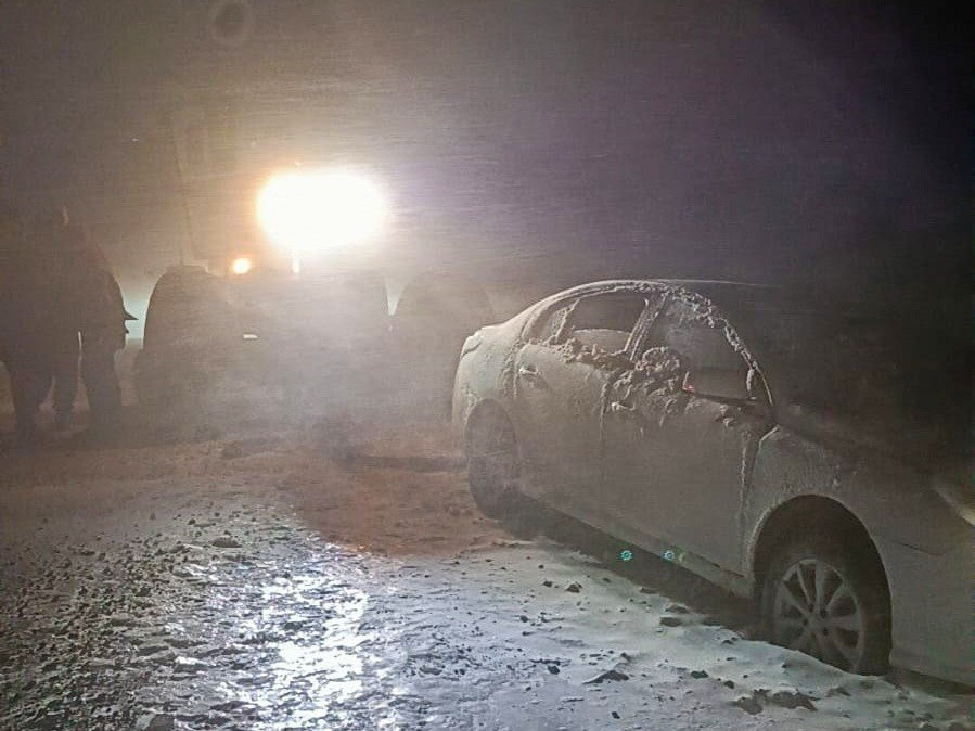 Kar ve tipide mahsur kaldılar! 3 saatlik çalışma ile kurtarıldılar