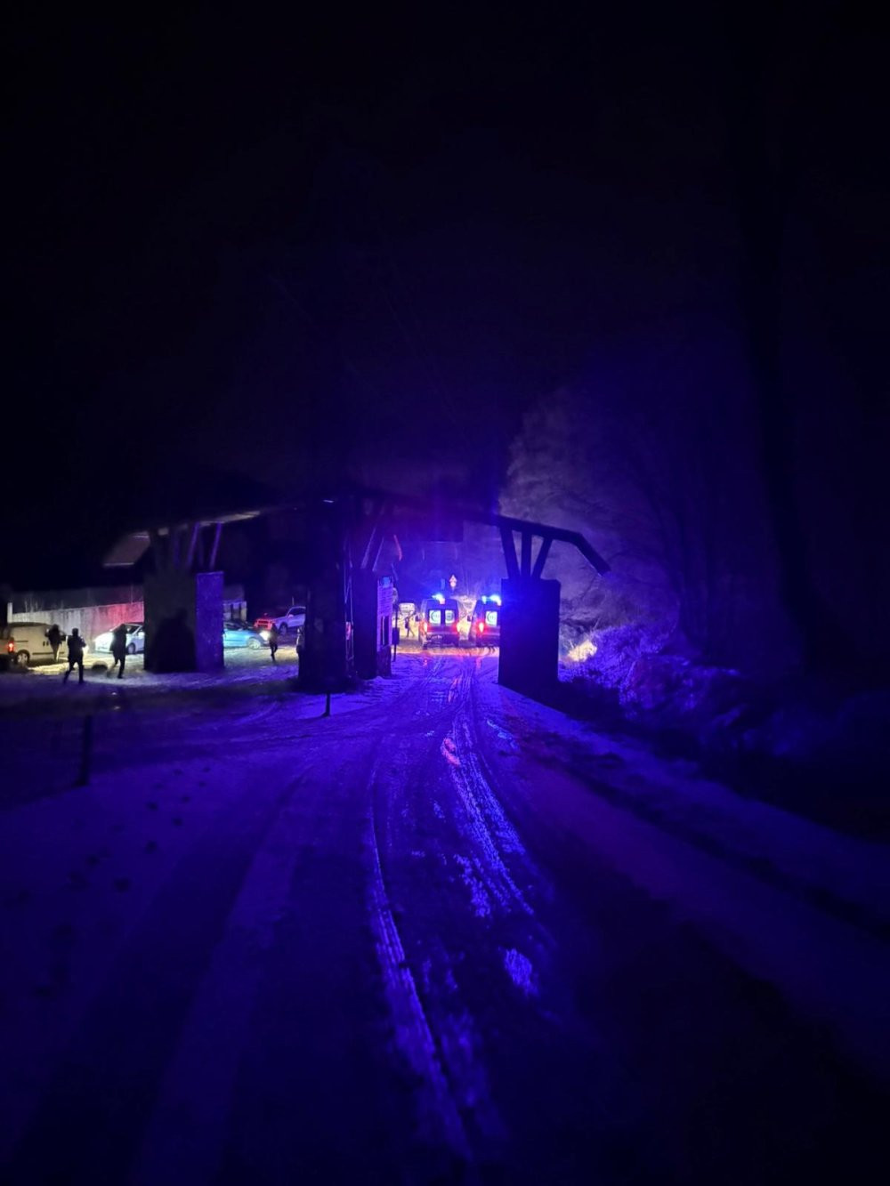 Karlı yolda 15 metreden uçtu! 5 kişi yaralandı