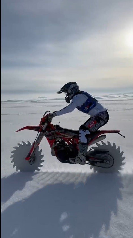 Türkiye şampiyonundan Çıldır Gölü’nde nefes kesen gösteri