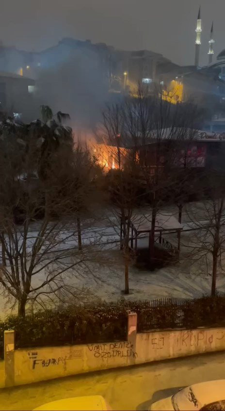 Esenyurt’ta korku dolu anlar! Kafeterya alev alev yandı