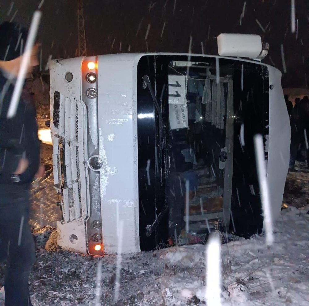 İşçi midibüsü devrildi! 3 kişi yaralandı