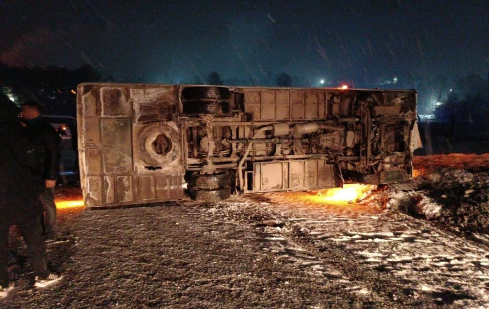 İşçi midibüsü devrildi! 3 kişi yaralandı