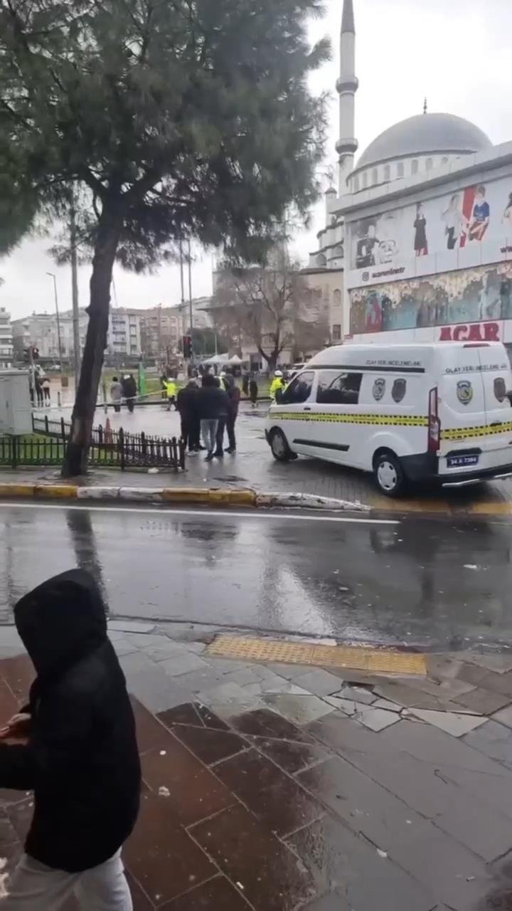 İstanbul’da dehşet! Polise bıçaklı saldırı