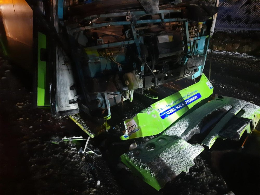 Körfez’de korku dolu anlar! Özel Halk otobüsü ile Kar kürüme aracı çarpıştı! 9 yaralı