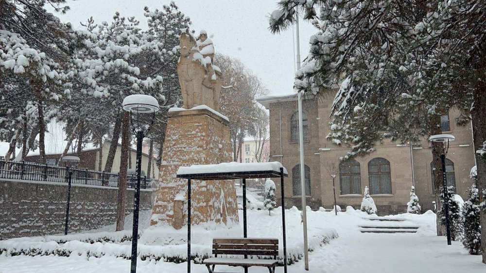 Nevşehir beyaz gelinliği giydi