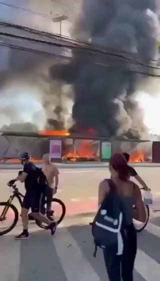 Uçak kalabalık caddeye düştü: Ölüler var