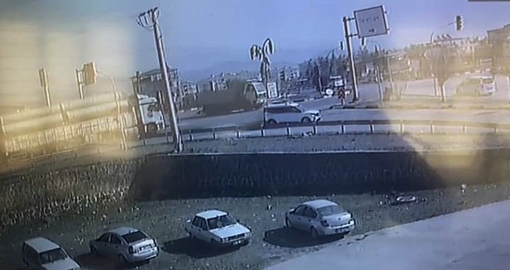 Araçtan kopan parça memurun başına düştü