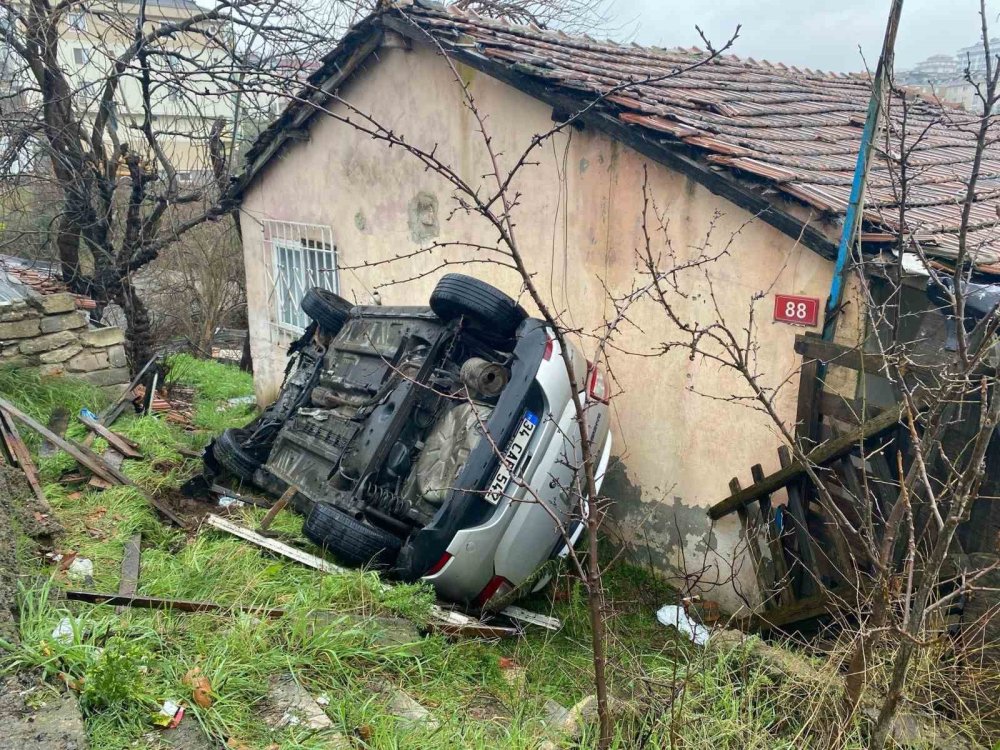 Ataşehir’de virajı alamayan otomobil evin bahçesine düştü