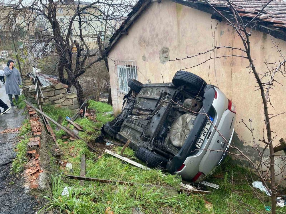 Ataşehir’de virajı alamayan otomobil evin bahçesine düştü