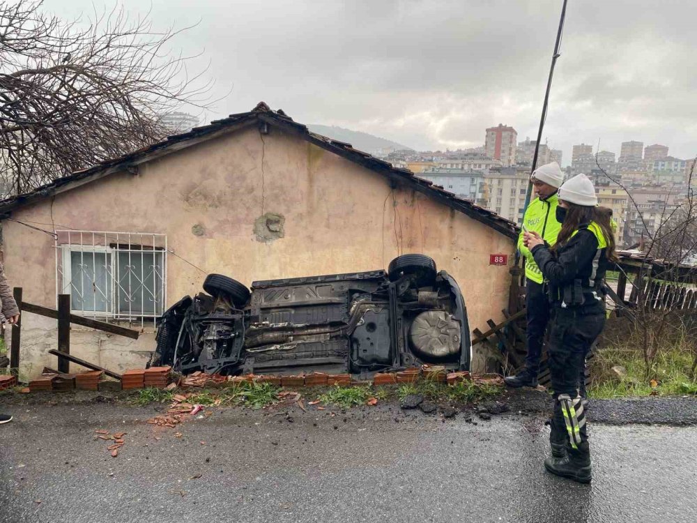 Ataşehir’de virajı alamayan otomobil evin bahçesine düştü