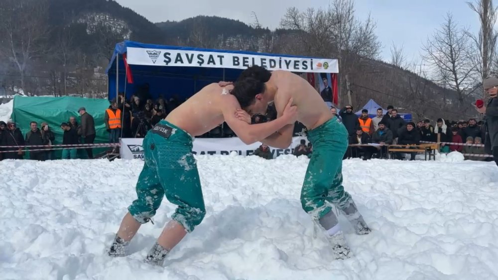 Buz gibi havada Karakucak Güreşleri ilgi çekti