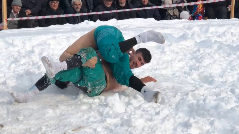 Buz gibi havada Karakucak Güreşleri ilgi çekti