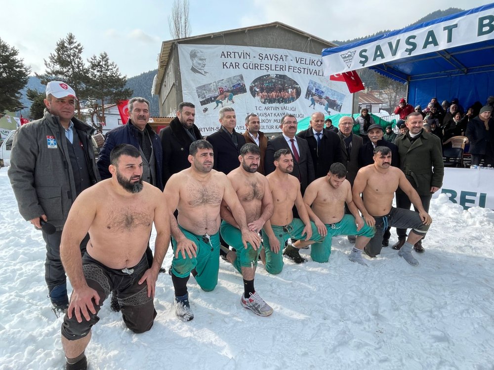 Buz gibi havada Karakucak Güreşleri ilgi çekti