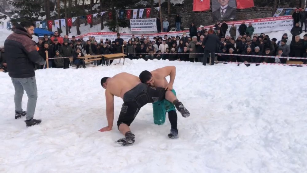 Buz gibi havada Karakucak Güreşleri ilgi çekti