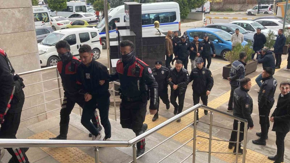 İş yerlerini kurşunlayıp haraç alıyorlardı! ’Kaplanlar’ çetesine polis darbesi