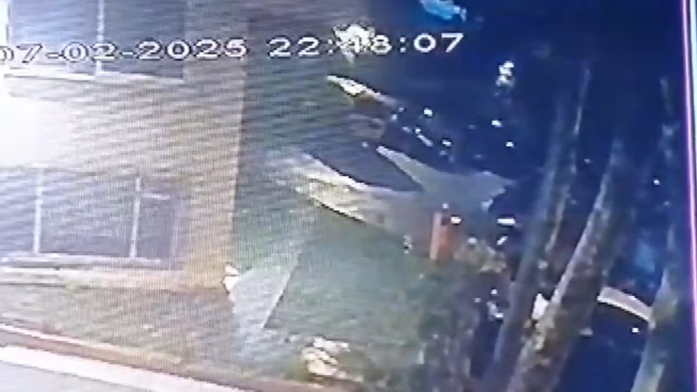 İstanbul’da lüks semtte istinat duvarı çöktü! 8 araç göçük altında kaldı