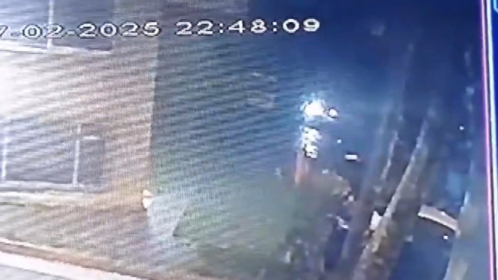 İstanbul’da lüks semtte istinat duvarı çöktü! 8 araç göçük altında kaldı