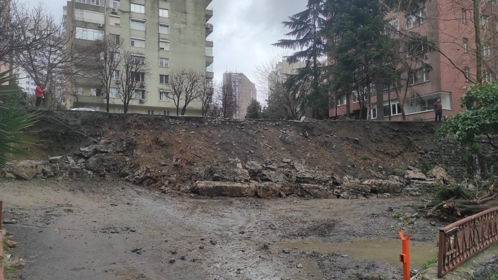 İstanbul’da lüks semtte istinat duvarı çöktü! 8 araç göçük altında kaldı