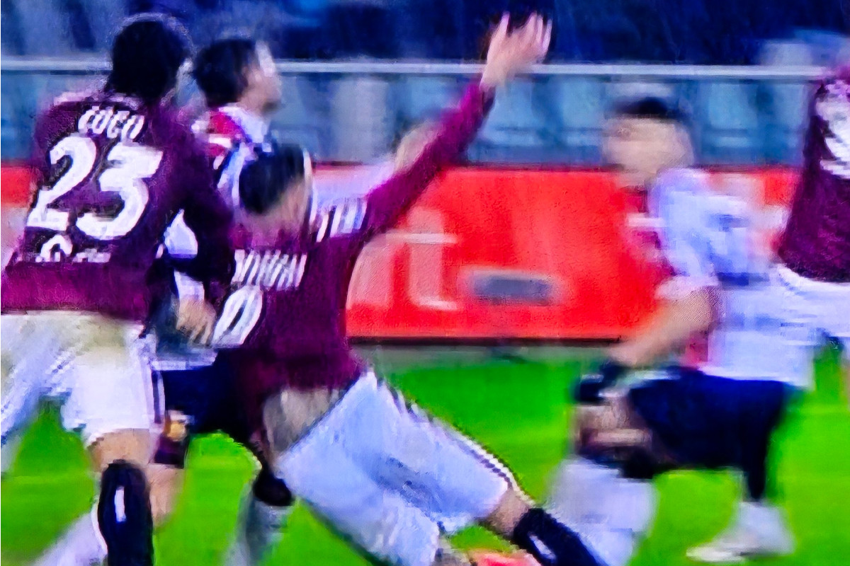 antonio-sanabria-torino-genoa-foul.jpg