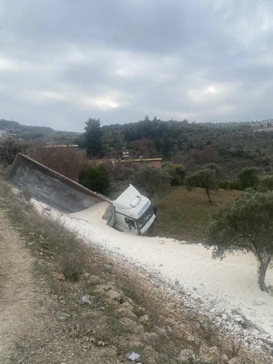 Çakıl yüklü kamyon zeytin bahçesine uçtu