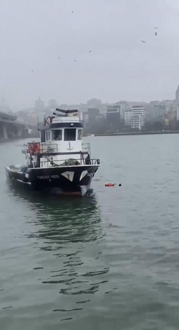 İstanbul - Fatih'te denize düşen kadın balıkçılar tarafından kurtarıldı; o anlar kamerada