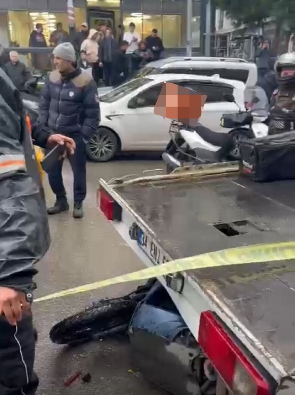 istanbuldaki-akilalmaz-olayda-yeni-gelisme-dikiz-aynasini-kiran-motokuryeyi-ezmisti-yenicag-2.jpg