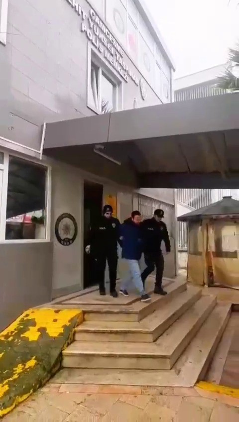 istanbuldaki-akilalmaz-olayda-yeni-gelisme-dikiz-aynasini-kiran-motokuryeyi-ezmisti-yenicag-4.jpg