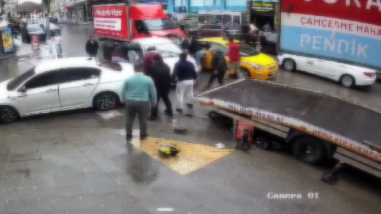 istanbuldaki-akilalmaz-olayda-yeni-gelisme-dikiz-aynasini-kiran-motokuryeyi-ezmisti-yenicag-7.jpg
