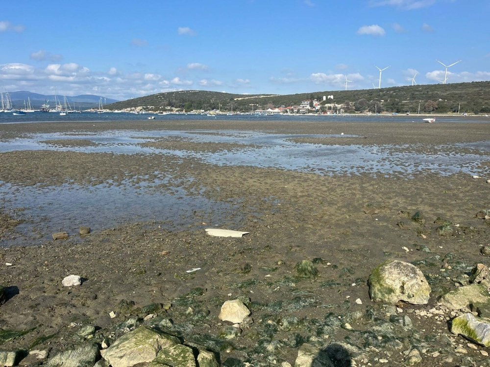 İzmir'de deniz çekilmesi devam ediyor